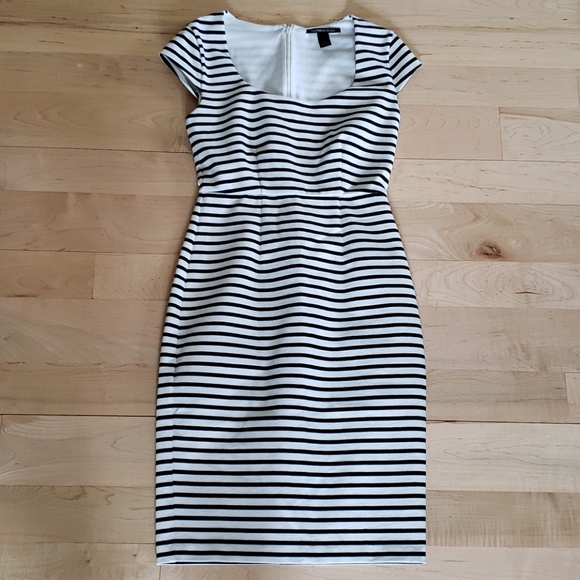 Victoria's Secret Dresses & Skirts - Beautiful cap sleeved VS dress size 4